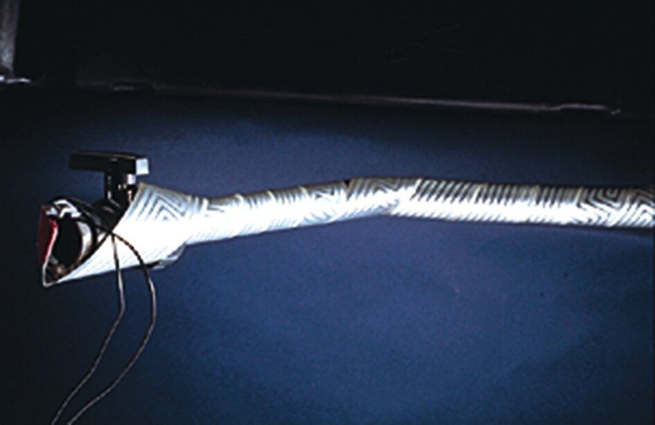 Der 12V Stecker liefert über den Zigarettenanzünder 70W Leistung, um die Abwasserrohre und -ventile batterieschonend aufzutauen Das ASS-Heizband wird um das eingefrorene Abflussrohr bzw. -ventil gewickelt
