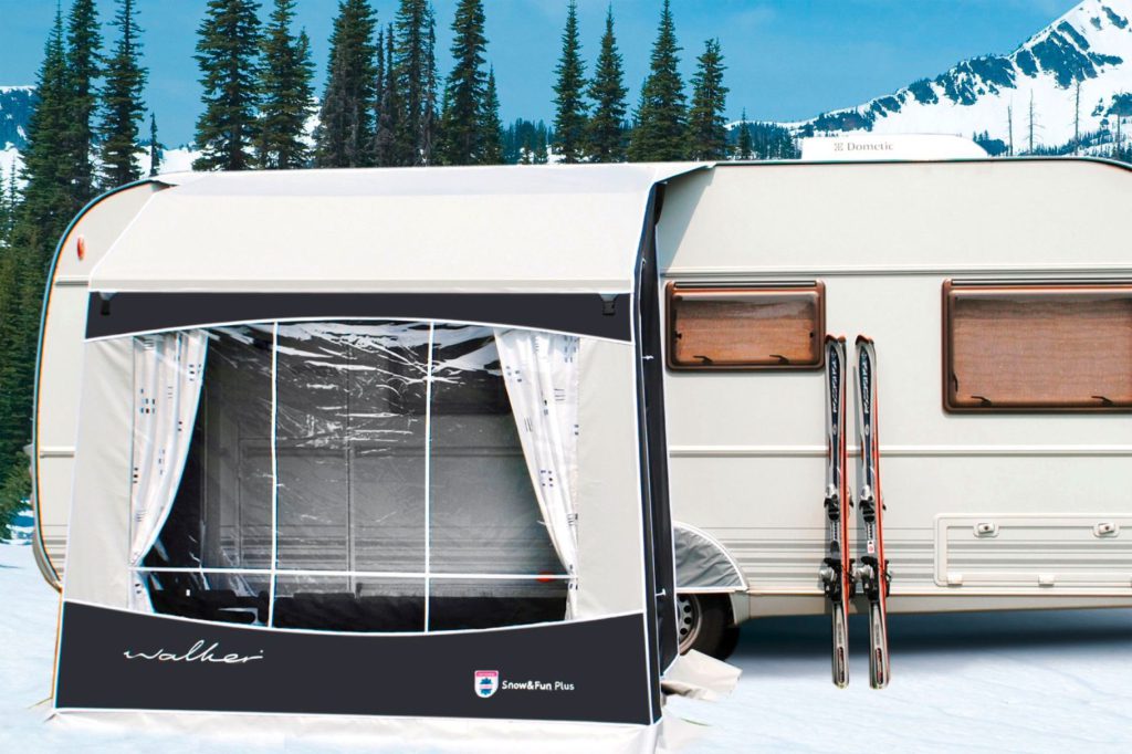 Mit dem Snow and Fun Plus von Walker bist du perfekt für den Wintereinsatz gerüstet. Dieses stabile Vorzelt mit verschweisstem PVC-Dach und PVC-Wänden ist ideal für Schneelasten, Kälte und starke Beanspruchung Walker Snow and Fun Plus Wintervorzelt für Wohnwagen 260 cm