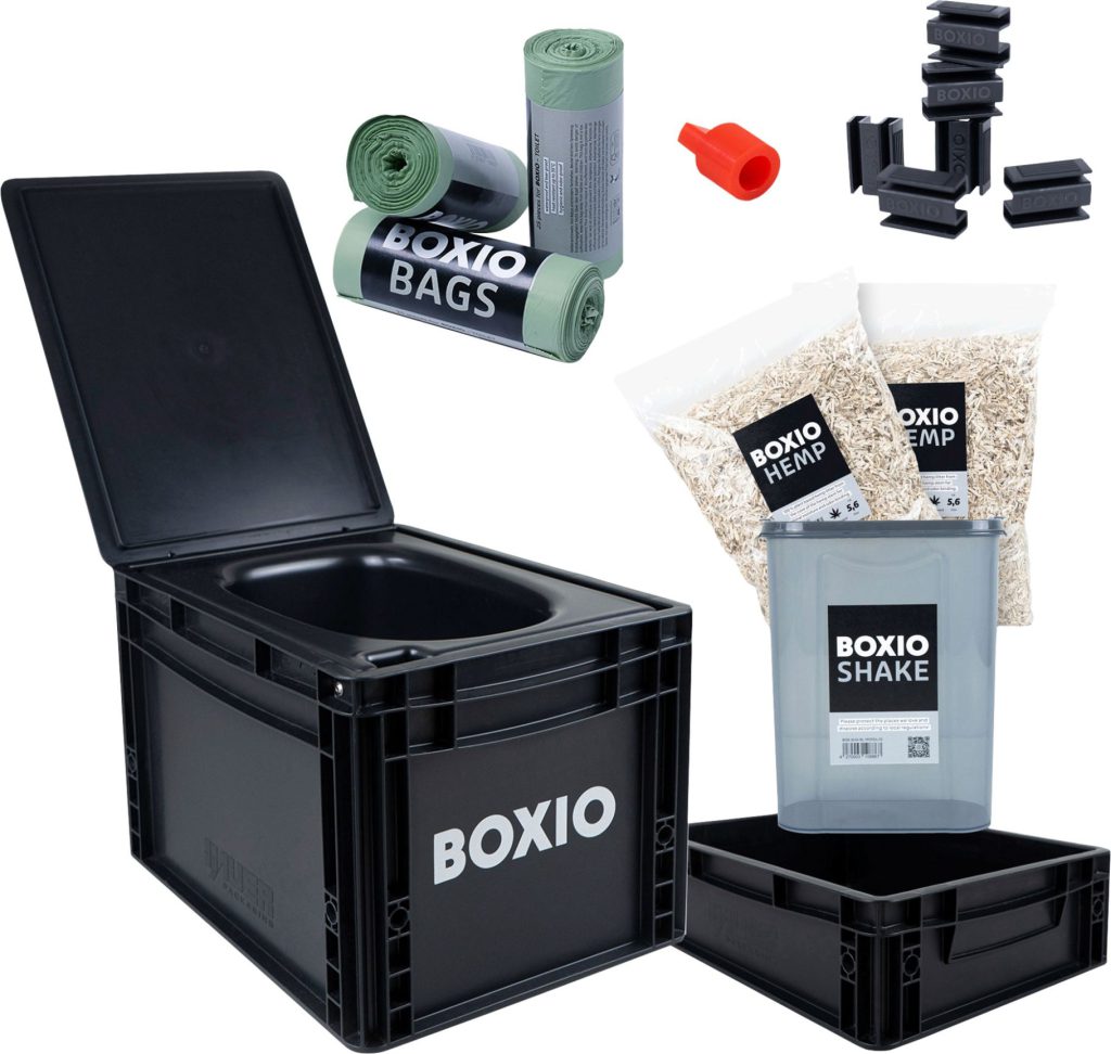 Ultraleichte und kompakte Trockentrenntoilette – Ob für unterwegs oder in dem Gartenhaus ist die Boxio Trenntoilette die optimale Alternative zu Chemietoiletten. Boxio Toilet Max Plus Trenntoilette Komplettset bestehend aus Toilet / Solo-Up / Plug / 2 x Hanfstreu / 3 x Bags / Shake / 6 x Clips