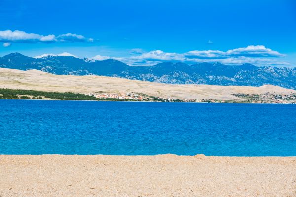 Der Partystrand der Insel Pag Zrce Beach, wo die Party bis tief in die Nacht geht