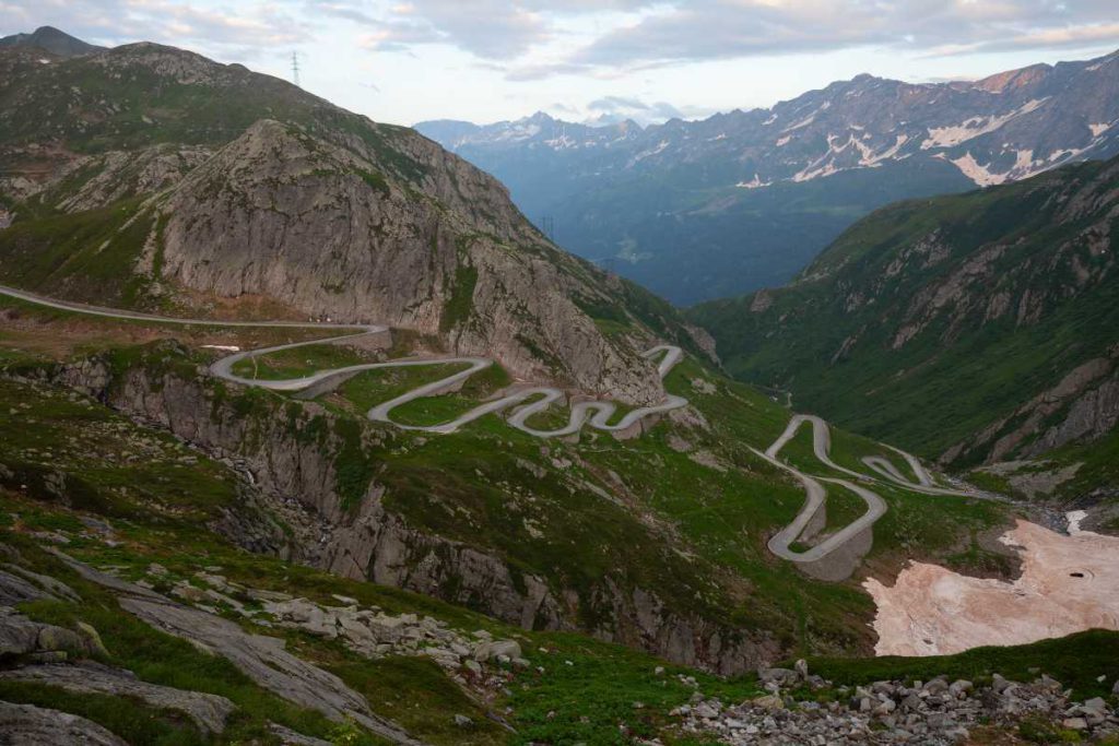 Alte Serpentinen schlängeln sich entlang eines Ausläufers am St. Gotthard