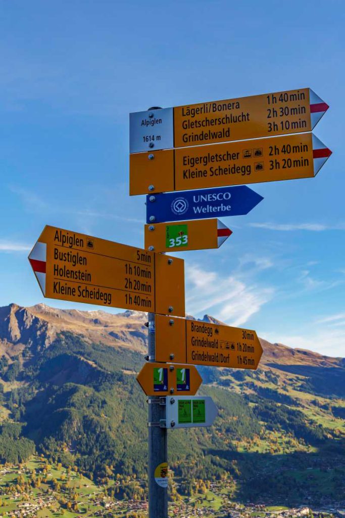 Wegweise zeigt den Weg für Wanderer in den Alpen