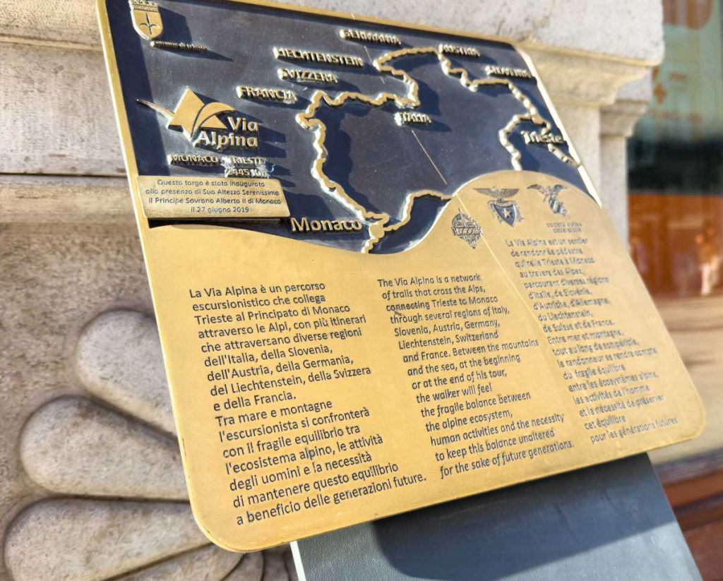 Wegweiser der Via Alpina in Monaco mit detaillierter Karte und Informationen zu Wanderrouten, der zu Outdoor-Abenteuern und Erkundungen in der Region anregt.