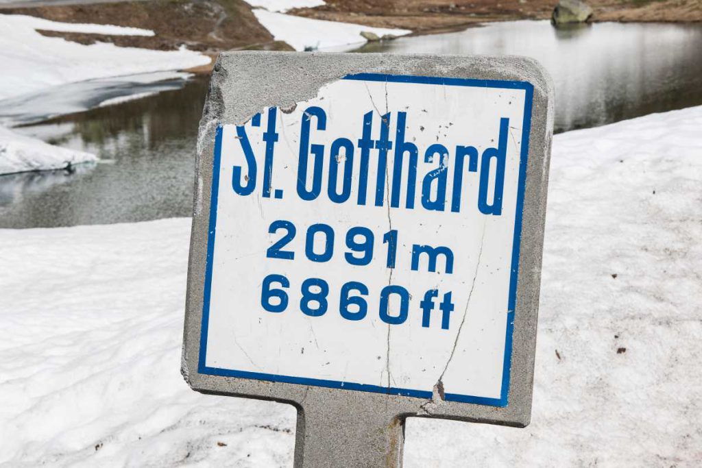 Tafel auf dem Gotthardpass mit Höhenangaben, Schweiz 