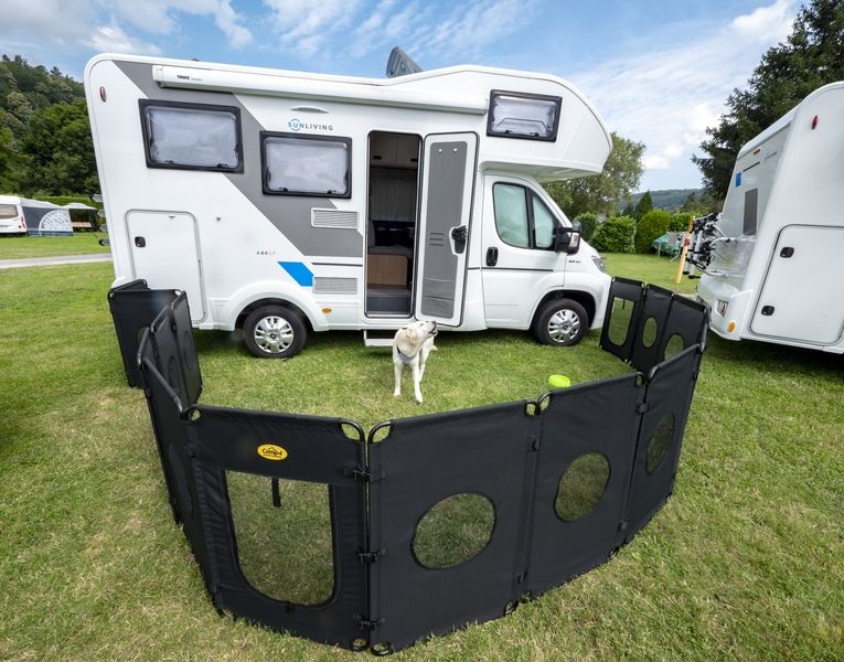 Das Hundefreigehege ist faltbar und wird in einer praktischen Tragetasche geliefert Faltbares Hundefreigehege