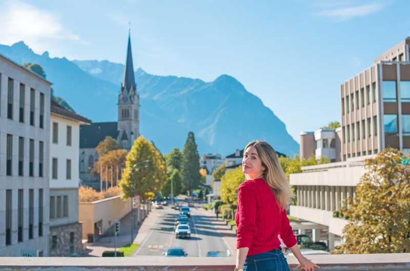 VAduz muss mindestens ein Tagesausflug wert sein - auch wenn Natururlaub favorisiert wird. Blick Richtung Liechtenstein Square mit Frau im Vordergrund