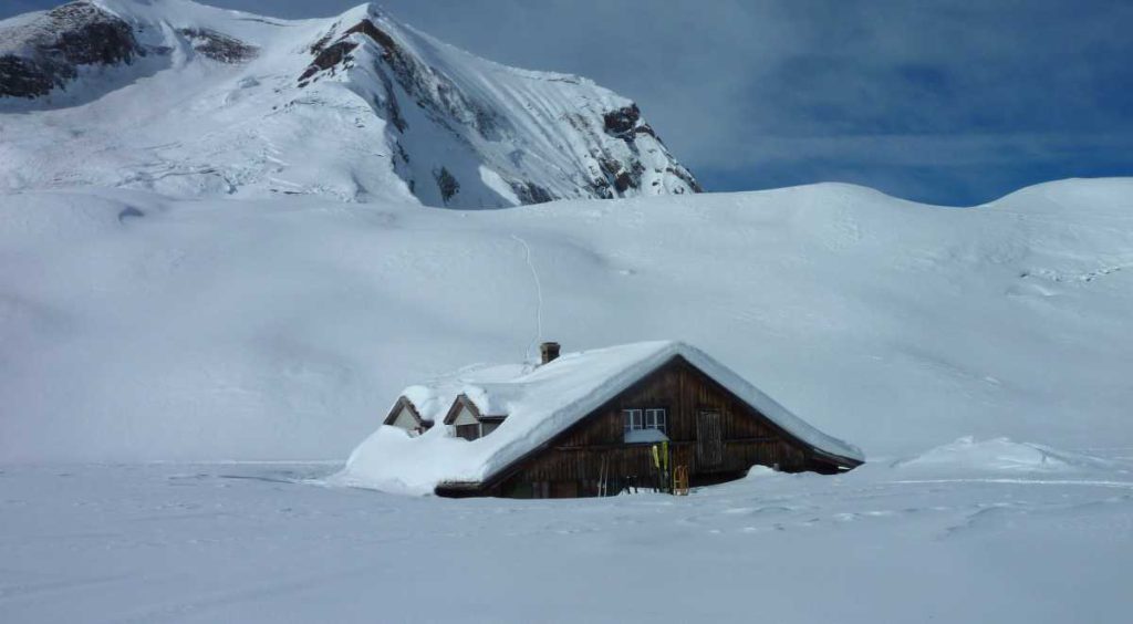 Alp versinkt im Schnee Winterlandschaft auf der Engstligenalp