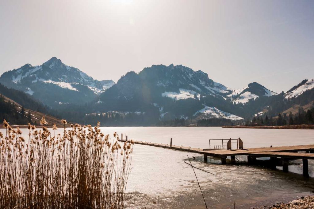Der Schwarzsee-Rundweg ist eine tolle Winterwanderung in den Freiburger Voralpen Blick auf den gefrorenen Schwarzsee