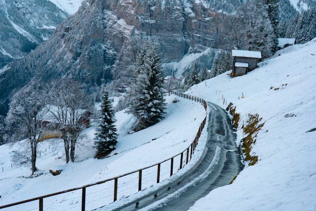 Winterliches Wandern immer mit einem Hauch von Märchen und Schneezaube Der Weg nach Murren entlang eines geräumten Fußwegen bei Schnee
