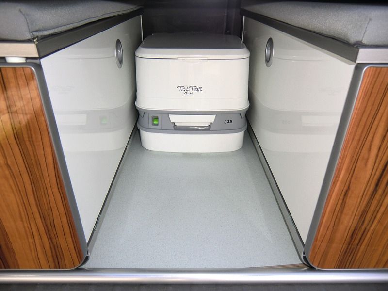 Die Porta Potti ist die Grundlage der langlebigen, tragbaren Toiletten. Die Toilette verfügt über eine integrierte Deckelverriegelung, eine Aussparung zum Öffnen des Deckels, einen verbesserten Schiebergriff sowie einen bequemeren Griff für den Fäkalientank. Porta Potti 335 tragbare Campingtoilette - Mit Hold Down Kit - Weiß