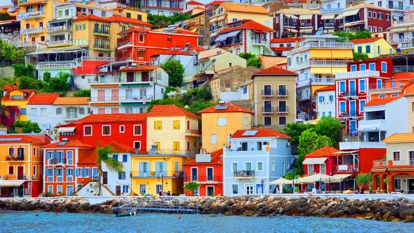 Santorini ist weiss, Parga ist bunt Die farbenfrohe Küstenstadt auf dem Bild ist Parga, ein malerischer Ort an der Nordwestküste Griechenlands in der Region Epirus.