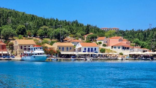 Die Ionischen Inseln sind ein Traum Fiskardo, ein malerisches Dorf und einen Hafen an der Nordspitze der griechischen Insel Kefalonia, die zu den Ionischen Inseln gehört.