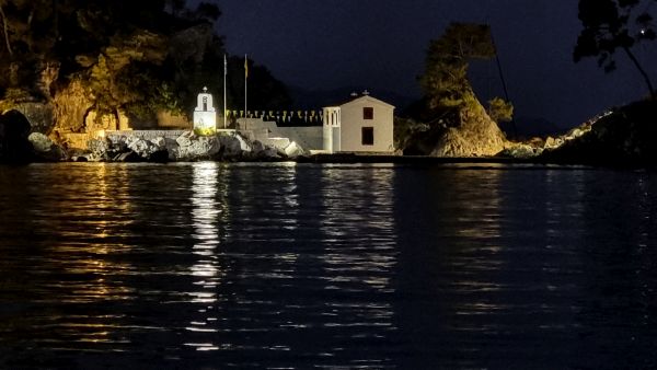 Kapelle Panagia beleuchtete Kapelle Panagia auf einer kleinen Insel vor der Küste von Parga, einer malerischen Küstenstadt in der Region Epirus im Nordwesten Griechenlands