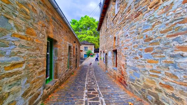 Durch die alten Städte einer Kultur hinterhereifern traditionelle Gasse im Dorf Papingo in der Region Zagori in Griechenland
