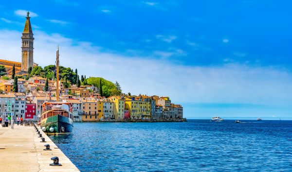 Die Landzunge von Rovinj mit dicht gedrängten Häusern Altstadt und Hafen Rovinj, Kroatien