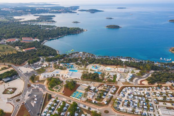8 Campingplätze sind direkt bei Porec Campingplatz mit gut ausgebauter Infrastruktur am Strand in Kroatien, in der Nähe der Stadt Porec. Aufnahmen von einer Drohne.