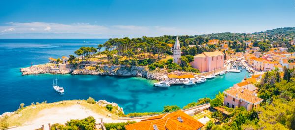 Veli Lošinj ist ein malerisches, ehemaliges Fischerdorf auf der Insel Lošinj in der Kvarner-Bucht an der kroatischen Adriaküste. Malerischer Blick auf das blaue Lagunendorf Veli Losinj an einem sonnigen Tag. Standort Kvarner-Bucht, Insel Losinj, Kroatien, Europa. Drohnenfotografie. Sommerferienkonzept. Entdecken Sie die Schönheit der Erde.