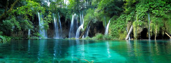 Plitvicer Seen sind der älteste und größte Nationalpark Kroatiens Wasserfälle mit klarem Wasser im Nationalpark Plitvice