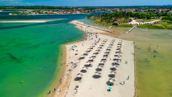 Kraljičina Strand in Nin mit 8 km übrigens der längste Sandstrand Kroatiens Luftaufnahme des Queens Beach in Zadar, Kroatien
