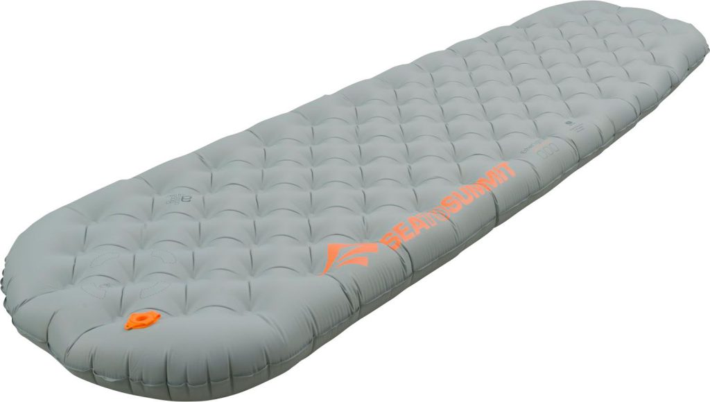 Die Ether Light XT Insulated kombiniert ein leichtes 30/40D-Nylon-Gewebe, Exkin Platinum und THERMOLITE-Isolation mit einer Air Sprung Cell Konstruktion, um eine 10 cm dicke und isolierte Matte mit unglaublich geringem Gewicht zu schaffen. Sea to Summit Ether Light XT Insulated Air Isomatte