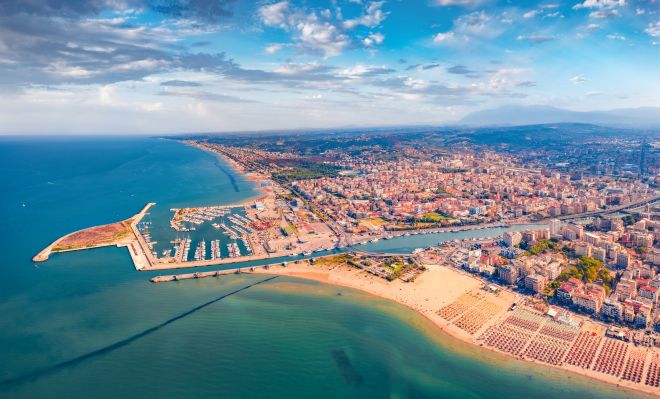 Blick mit der Drohne auf Pescara und den Strand