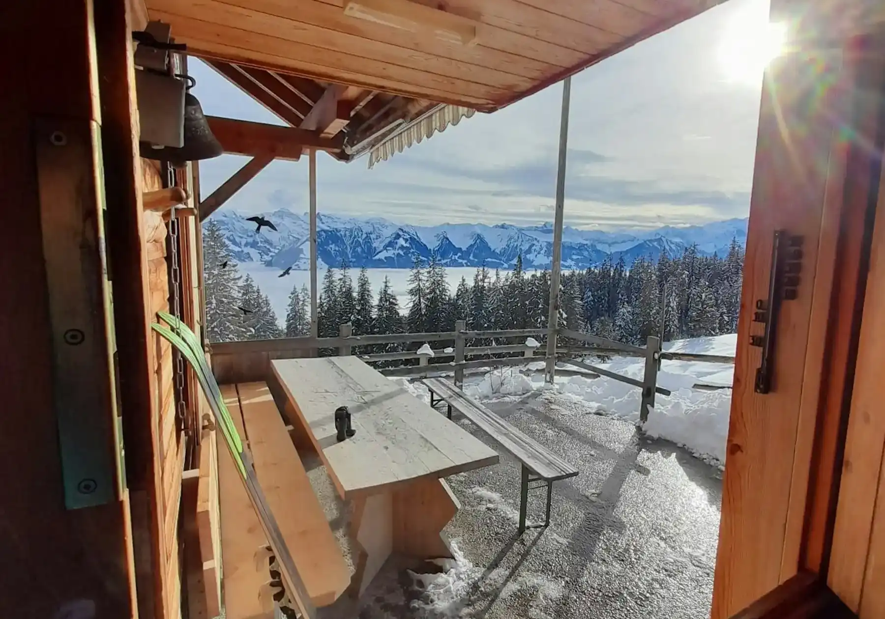 Winterliche Alp Eisten mit Bergpanorama und ruhiger Naturkulisse