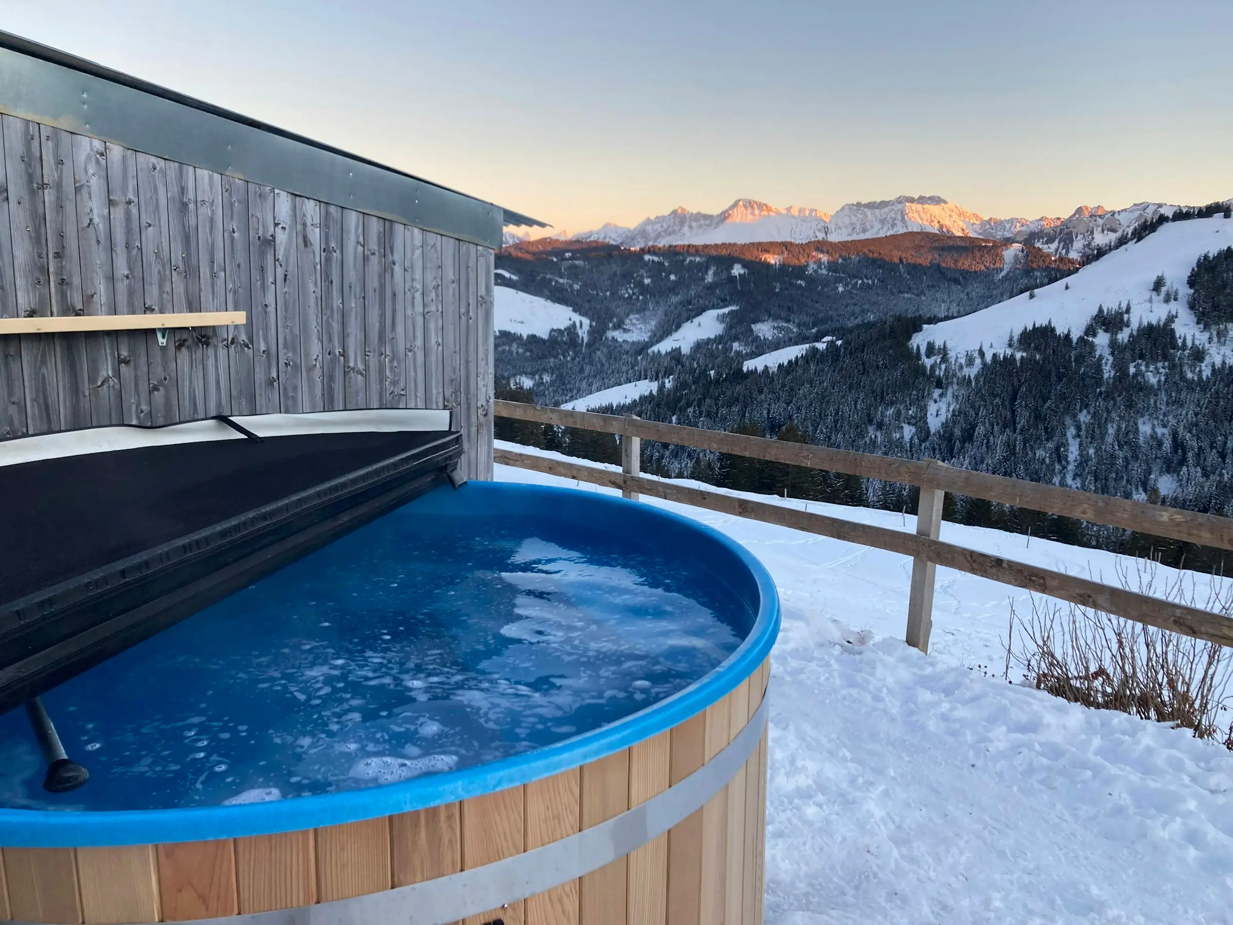 Nomady Alp Cousimbert Winterhütte im Schnee mit Blick über die Alpen