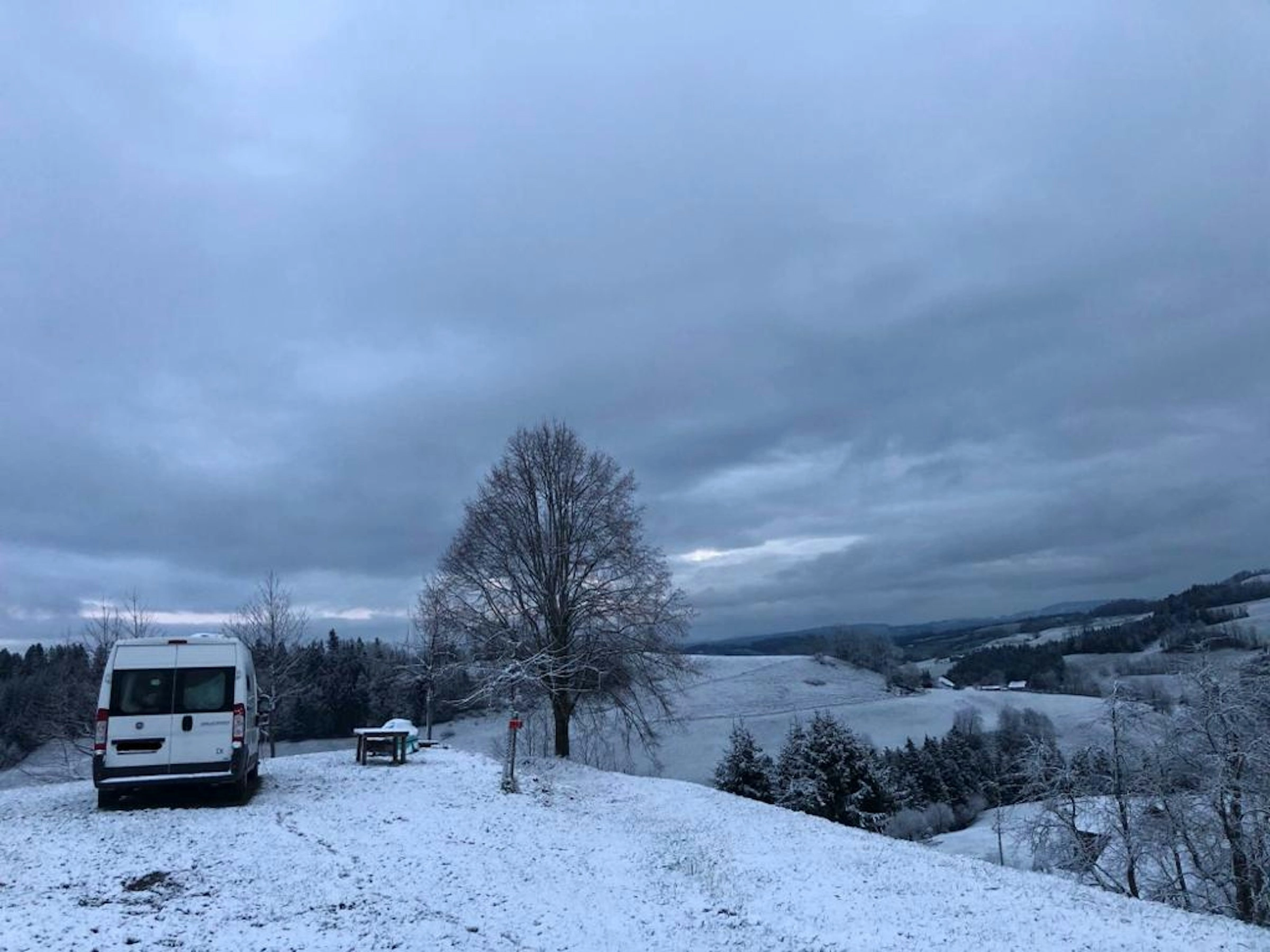 Winterlicher Stellplatz im Nespel-Camp mit Schnee und Bergkulisse