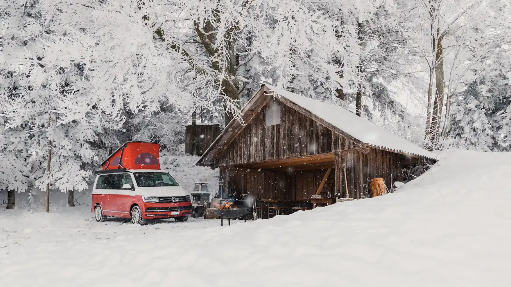 Winterliches Tannen-Camp von Nomady mit verschneitem Wald und ruhigen Stellplätzen für Camper