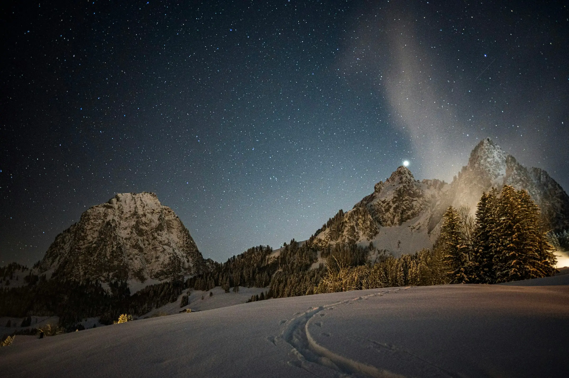 Stellplatz im Trümpis Camp im Winter mit Schnee und Waldkulisse