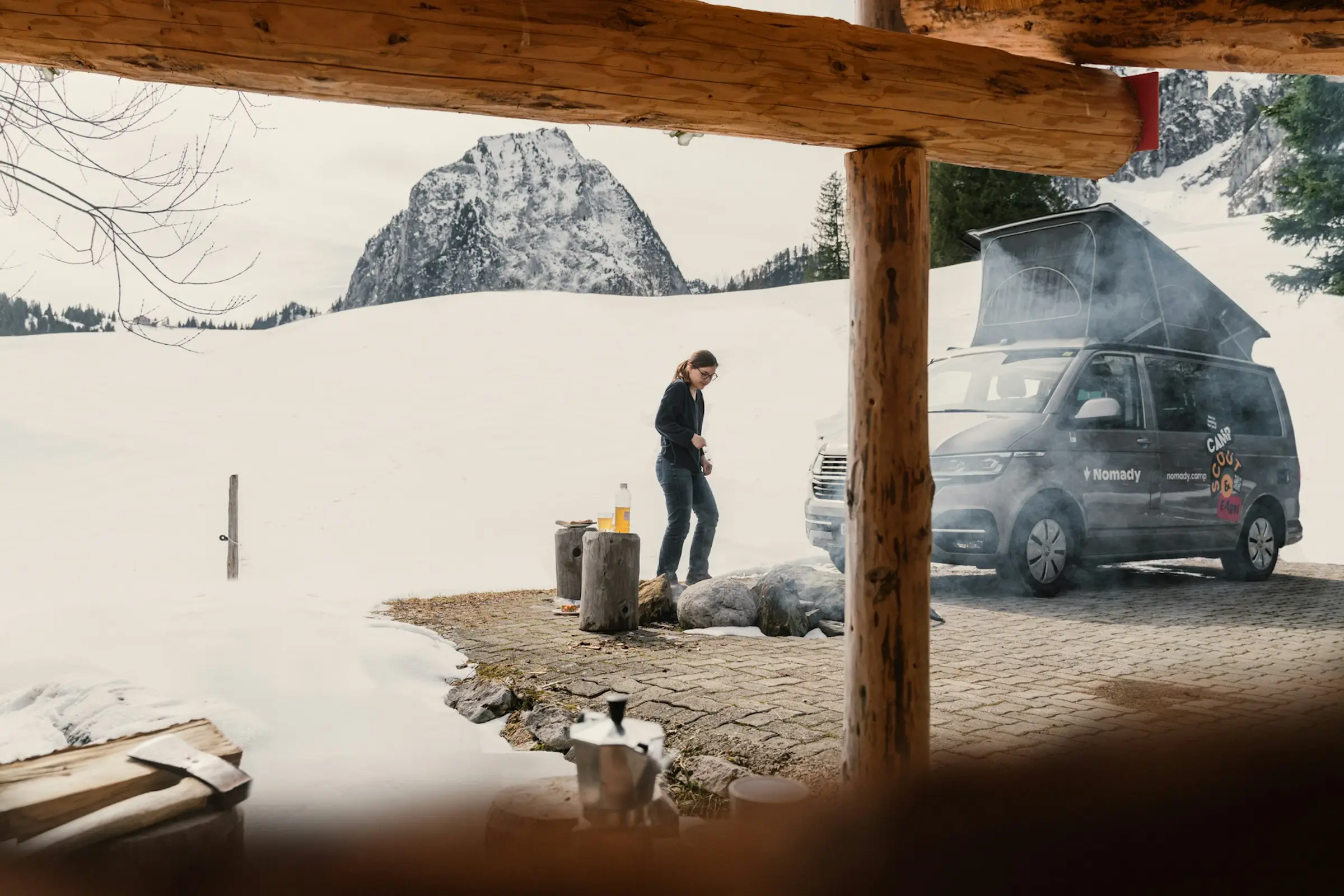 Nomady Trümpis Camp im Winter mit ruhiger Natur und verschneiten Hügeln