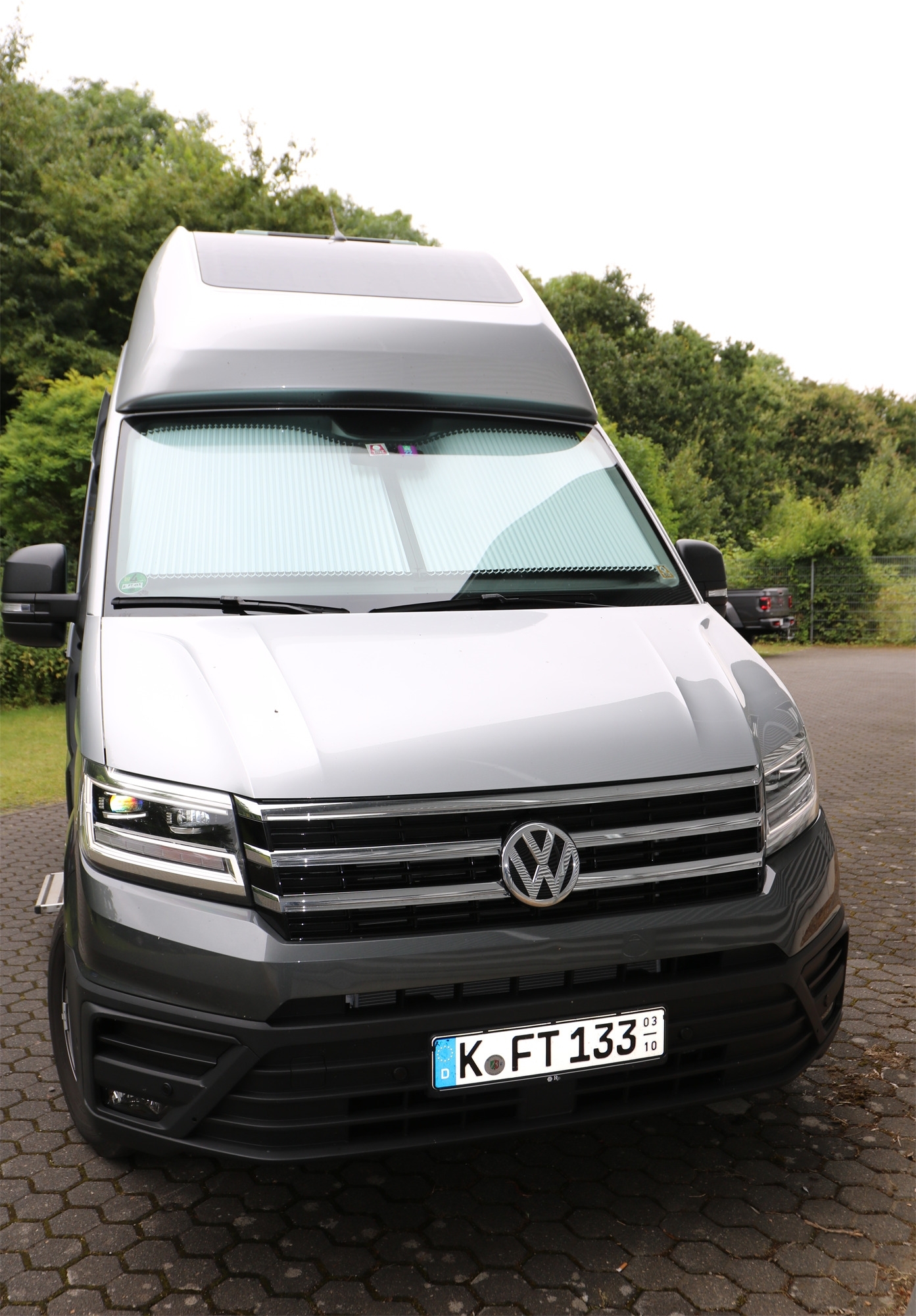 Remis Fahrerhausverdunkelung REMIfront vertikales System für den MAN TGE / VW Crafter